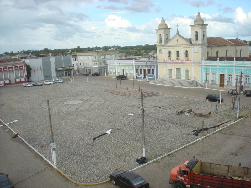 Igreja Matriz do Divino Espírito Santo: à frente, o mastro que delimitava manobras militares; ao fundo, o Rio Jaguarão e a cidade de Rio Branco, no Uruguai